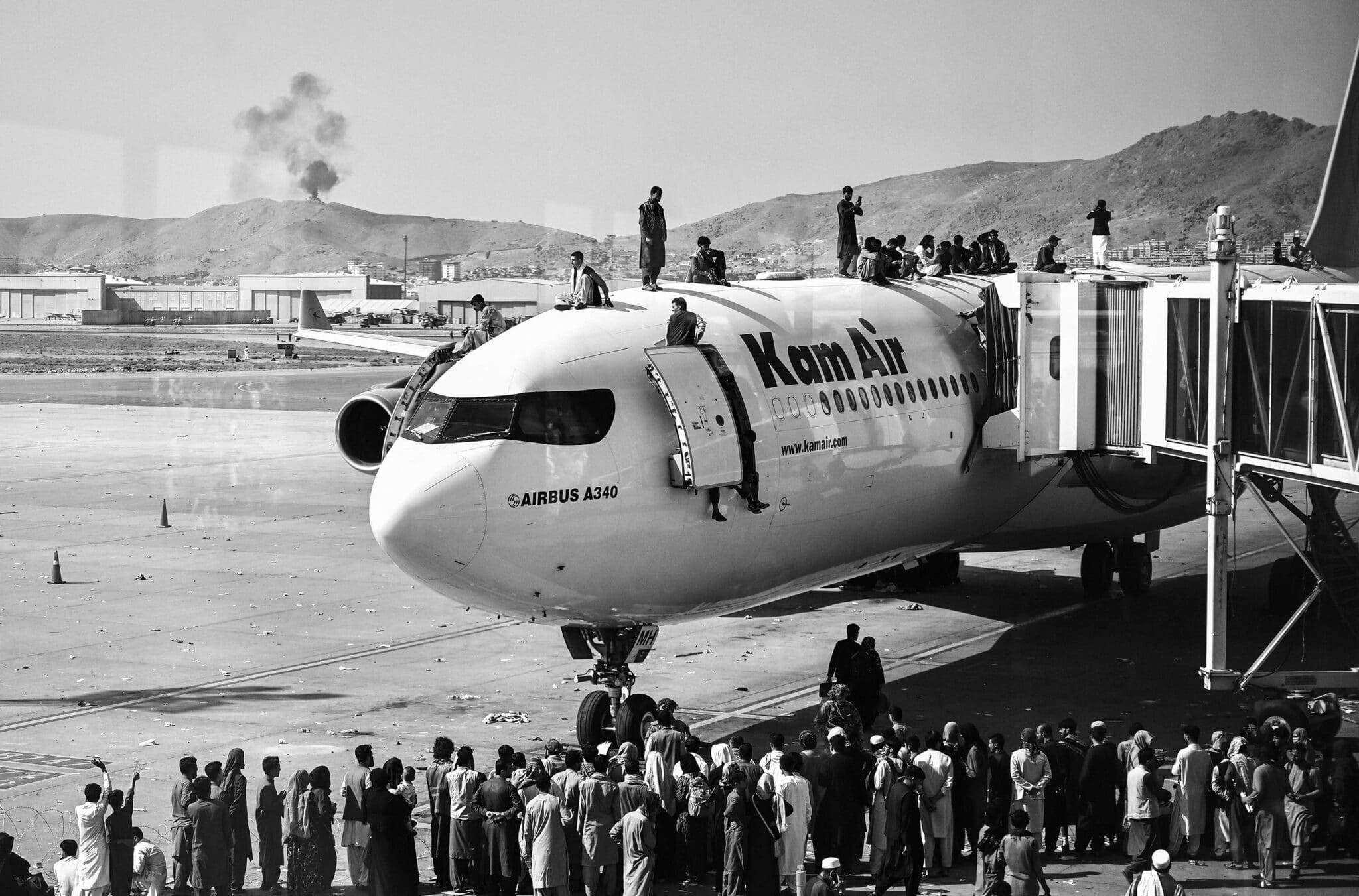 Afghans storming the Kabul Airport days before US Army's abandonment of the country. Photo: Wakil Kohsar/AFP.