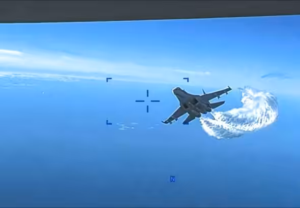 Russian Su-27 firefighter jet involved in the incident with a US spy drone recklessly flying into Ukraine war conflict zone. Photo: Pentagon edited video footage.