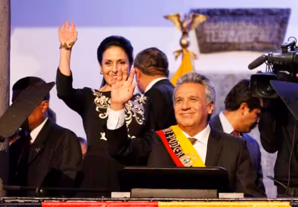 Former Ecuadorian right-wing president Lenin Moreno (right) and his wife Rocío González (left) waving their hands during a ceremony. Photo: File photo.