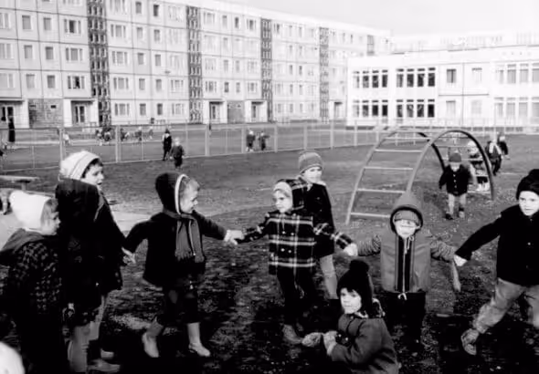 Children play in the Rostock housing development, which, like all housing developments in the DDR, was required to include large open spaces for children. Photo: Jürgen, Sindermann, Wikimedia Commons/German Federal Archive.