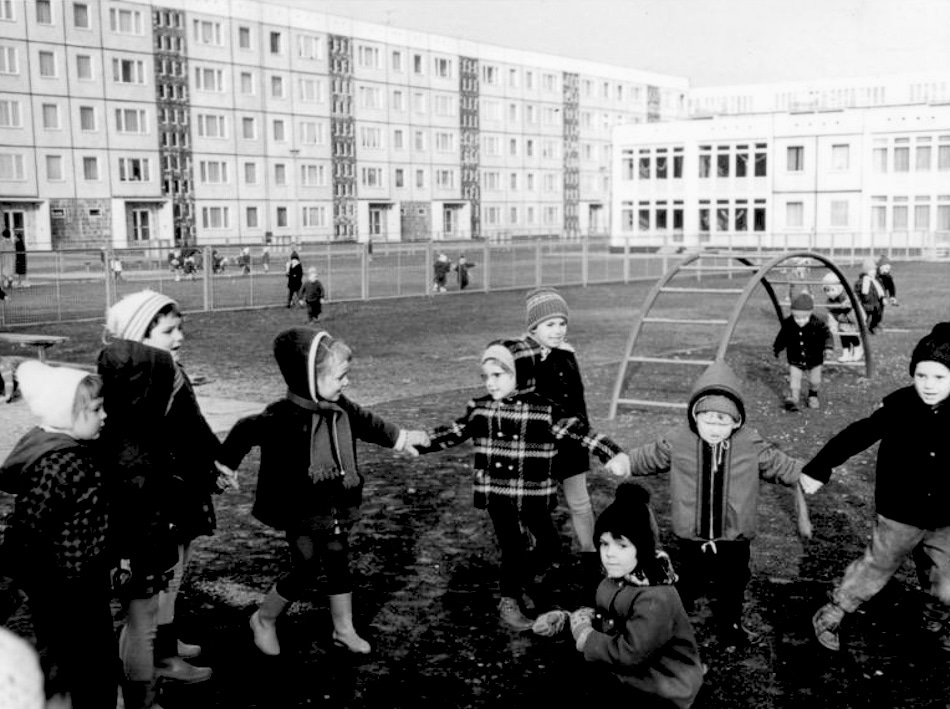 Children play in the Rostock housing development, which, like all housing developments in the DDR, was required to include large open spaces for children. Photo: Jürgen, Sindermann, Wikimedia Commons/German Federal Archive.