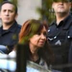 Argentinian former president Cristina Fernández walking through a line of policemen. Photo: File photo.