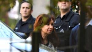 Argentinian former president Cristina Fernández walking through a line of policemen. Photo: File photo.