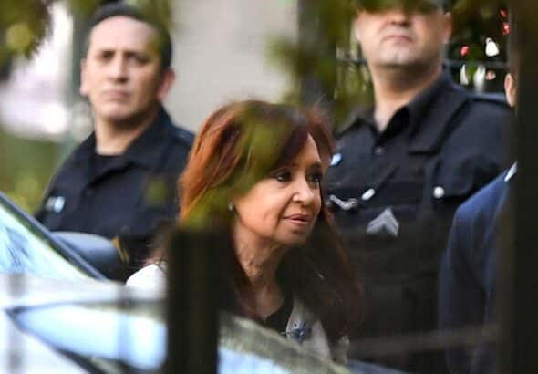 Argentinian former president Cristina Fernández walking through a line of policemen. Photo: File photo.