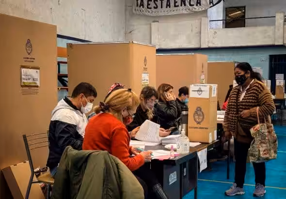 Argentinians voting in midterm elections of 2021. Photo: EFE.