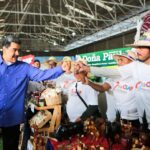 President Maduro greets producers of CLAP program in Guatire Industrial Zone, Miranda state, Venezuela. Photo: Presidential Press.