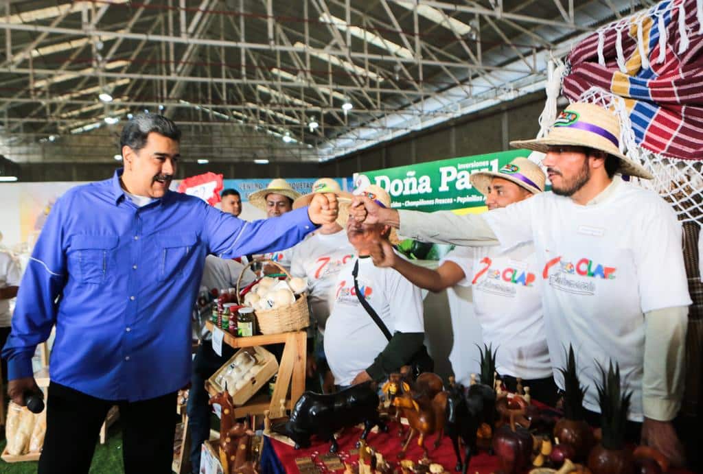 President Maduro greets producers of CLAP program in Guatire Industrial Zone, Miranda state, Venezuela. Photo: Presidential Press.