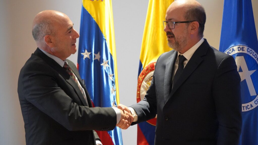 Sergio París Mendoza, director general of the Civil Aeronautics of Colombia (left) shakes hands with Juan Manuel Teixeira Diaz, president of the National Institute of Civil Aviation of Venezuela (right). Photo: Twitter/@AerocivilCol.