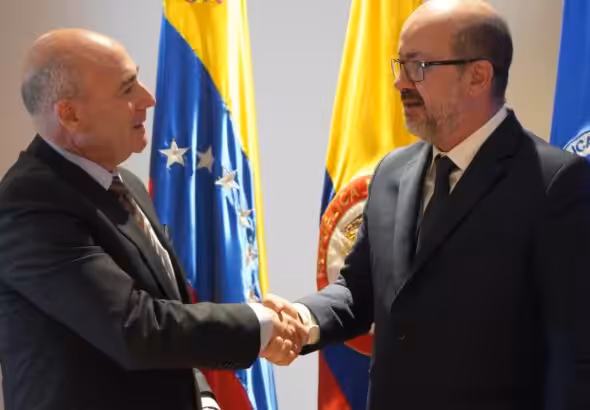Sergio París Mendoza, director general of the Civil Aeronautics of Colombia (left) shakes hands with Juan Manuel Teixeira Diaz, president of the National Institute of Civil Aviation of Venezuela (right). Photo: Twitter/@AerocivilCol.