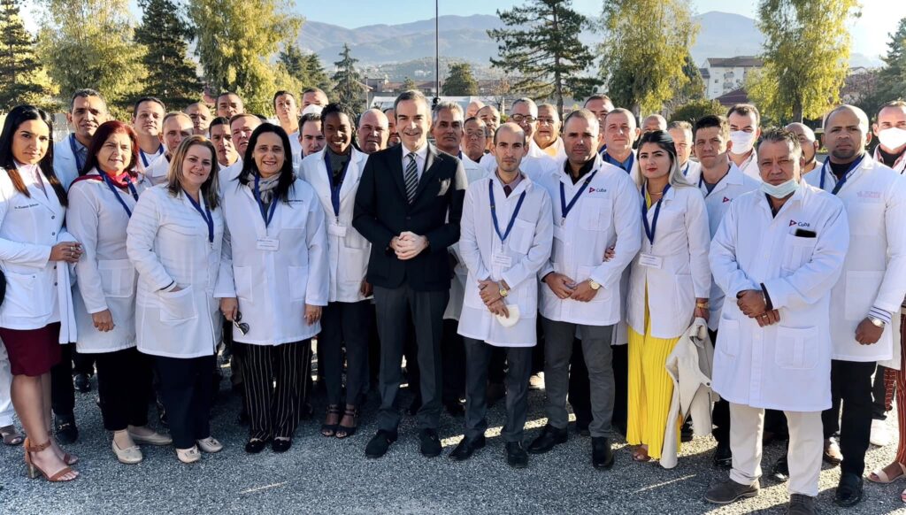 Cuban medical personnel working in Italy pose with the president of the Italian province of Calabria (center). Photo: Facebook.