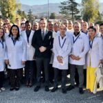 Cuban medical personnel working in Italy pose with the president of the Italian province of Calabria (center). Photo: Facebook.