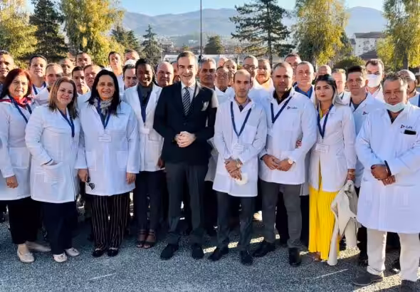 Cuban medical personnel working in Italy pose with the president of the Italian province of Calabria (center). Photo: Facebook.