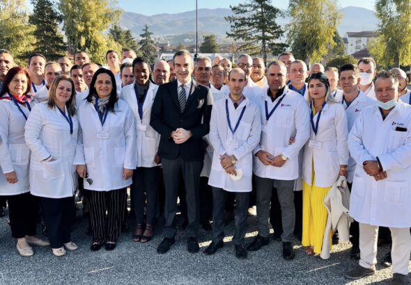 Cuban medical personnel working in Italy pose with the president of the Italian province of Calabria (center). Photo: Facebook.