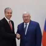 Venezuelan Oil Minister Tareck El Aissami (left) shaking hands with Rosneft CEO Igor Sechin during a meeting in Caracas on Monday, March 6, 2023. Photo: Twitter/@TakeckPSUV.