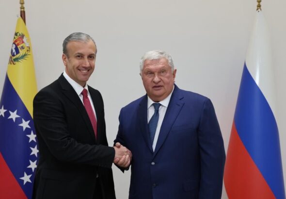 Venezuelan Oil Minister Tareck El Aissami (left) shaking hands with Rosneft CEO Igor Sechin during a meeting in Caracas on Monday, March 6, 2023. Photo: Twitter/@TakeckPSUV.