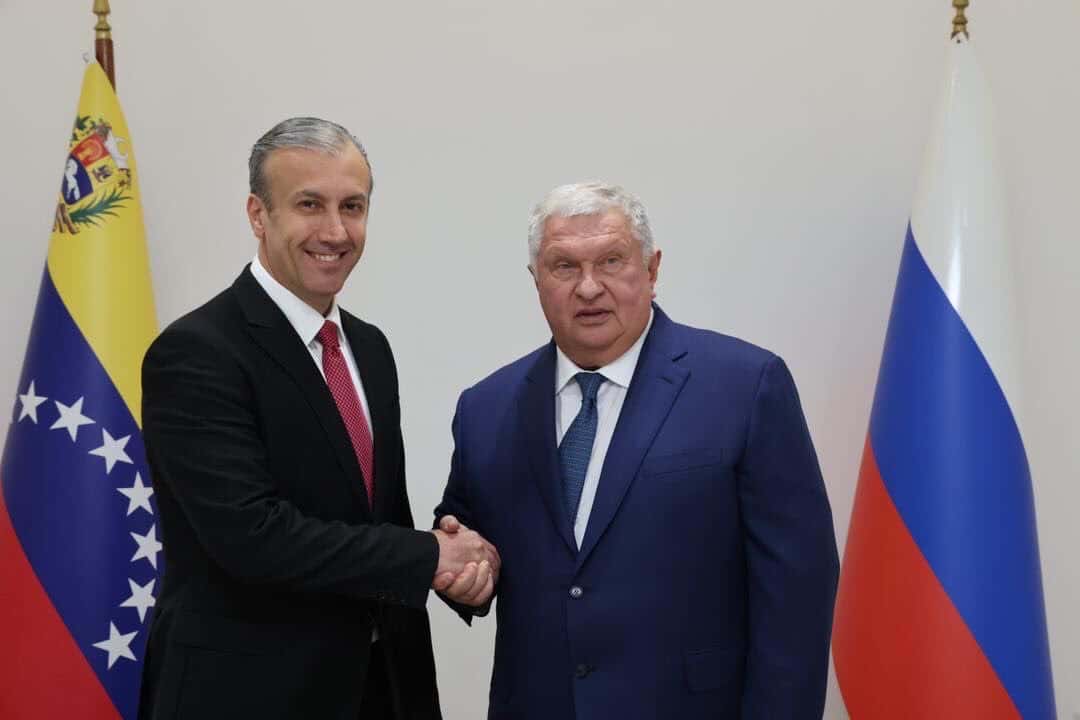 Venezuelan Oil Minister Tareck El Aissami (left) shaking hands with Rosneft CEO Igor Sechin during a meeting in Caracas on Monday, March 6, 2023. Photo: Twitter/@TakeckPSUV.