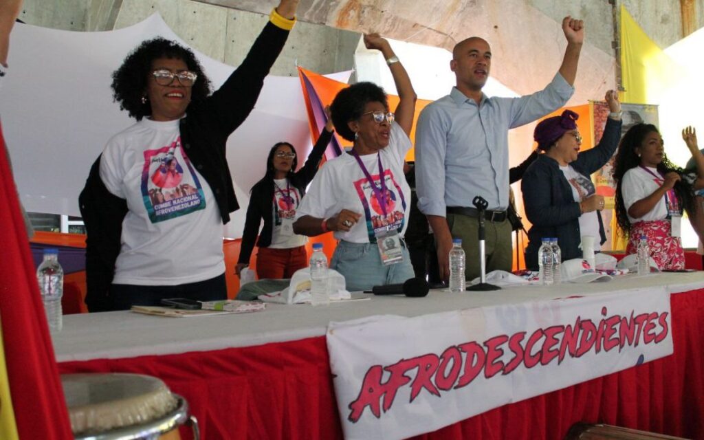 Miranda state governor, Héctor Rodríguez Castro, next to Casimira Monasterios (left), during the closing ceremony of the third Afro-Venezuelan National Congress in Caracas, Sunday, February 26, 2023. Photo: Miranda Governor Office.