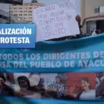Protestors holding signs to show that they are fighting for a new constitution. Photo: Valia Aguirre.