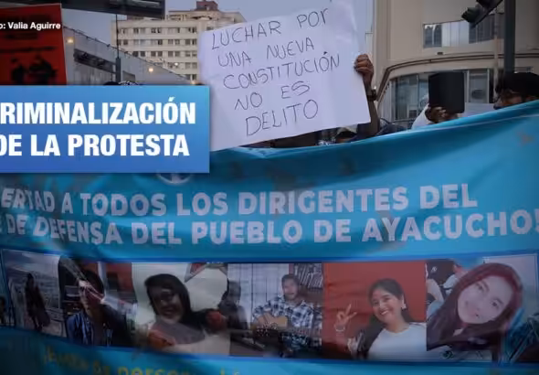 Protestors holding signs to show that they are fighting for a new constitution. Photo: Valia Aguirre.
