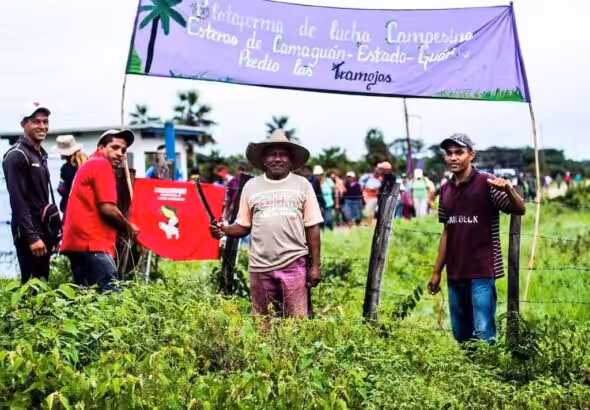The late Venezuelan peasant leader Carlos Bolívar, holding a machete under a banner identifying the peasant movement he led. Photo: Twitter/TatuyTV.