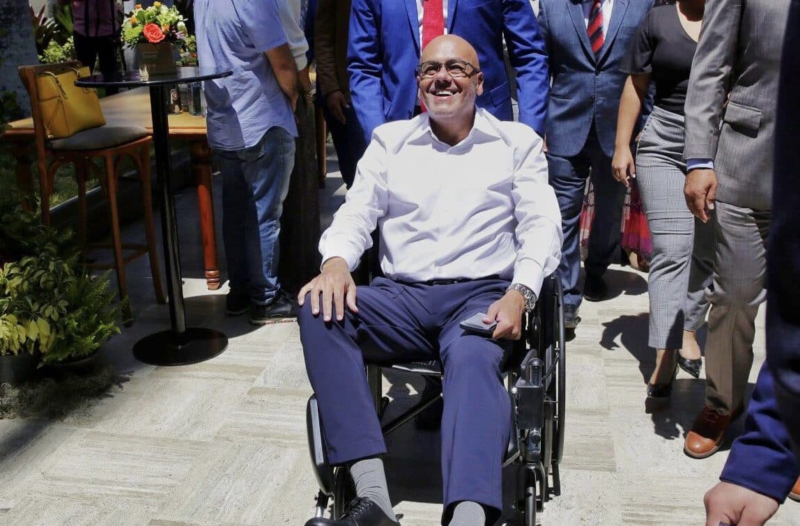 Deputy Jorge Rodríguez, president of the Venezuelan National Assembly, entering the chamber in a wheelchair. Caracas, March 2, 2023. Photo: Twitter/@jorgepsuv.