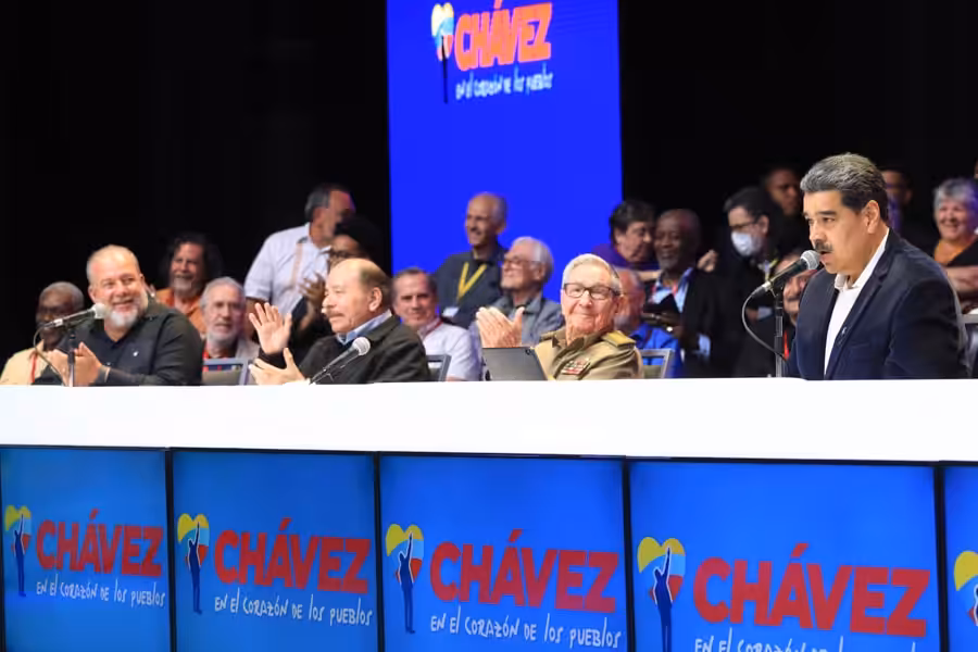 Partial view of the podium at the closing ceremony of the event organized in Caracas to commemorate 10 years of the passing of President Hugo Chavez. Photo: Twitter/@PresidencialVen.