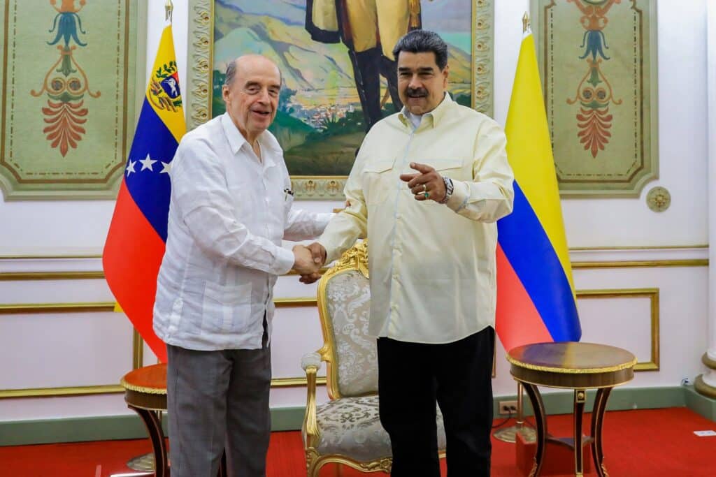 Venezuelan President Nicolás Maduro (right) shaking hands with Colombian Foreign Minister Álvaro Leyva (left) in Miraflores Palace, Caracas, March 7, 2023. Photo: Presidential Press.