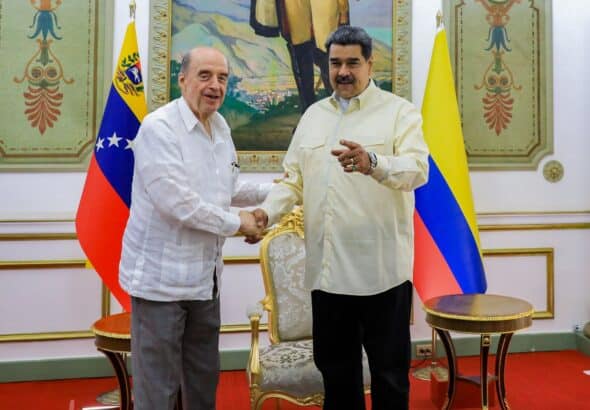 Venezuelan President Nicolás Maduro (right) shaking hands with Colombian Foreign Minister Álvaro Leyva (left) in Miraflores Palace, Caracas, March 7, 2023. Photo: Presidential Press.