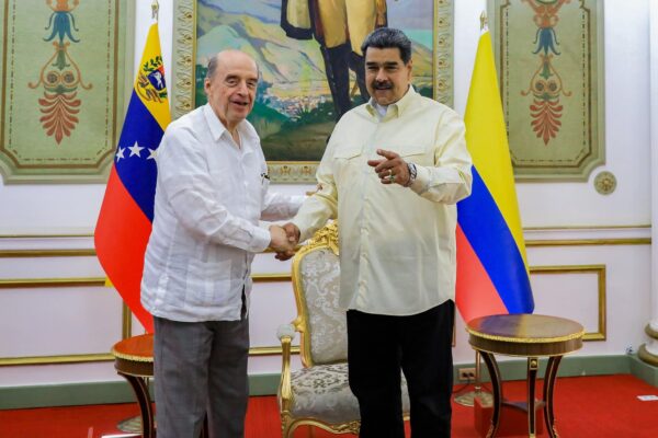 Venezuelan President Nicolás Maduro (right) shaking hands with Colombian Foreign Minister Álvaro Leyva (left) in Miraflores Palace, Caracas, March 7, 2023. Photo: Presidential Press.