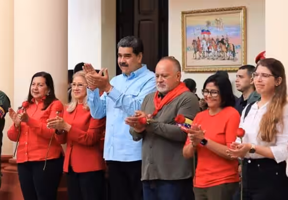 Venezuelan President Nicolás Maduro wearing a blue guayabera (Latin American traditional shirt) and surrounded from left to right by Caracas Mayor Carmen Meléndez, Maduro's wife and deputy Cilia Flores, deputy Diosdado Cabello, Vice President Delcy Rodríguez, and Rosinés Chávez, the youngest daughter of Commander Hugo Chávez. Photo: Presidential Press.