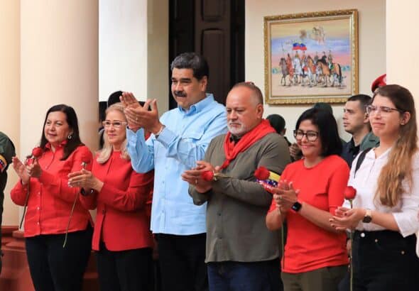 Venezuelan President Nicolás Maduro wearing a blue guayabera (Latin American traditional shirt) and surrounded from left to right by Caracas Mayor Carmen Meléndez, Maduro's wife and deputy Cilia Flores, deputy Diosdado Cabello, Vice President Delcy Rodríguez, and Rosinés Chávez, the youngest daughter of Commander Hugo Chávez. Photo: Presidential Press.