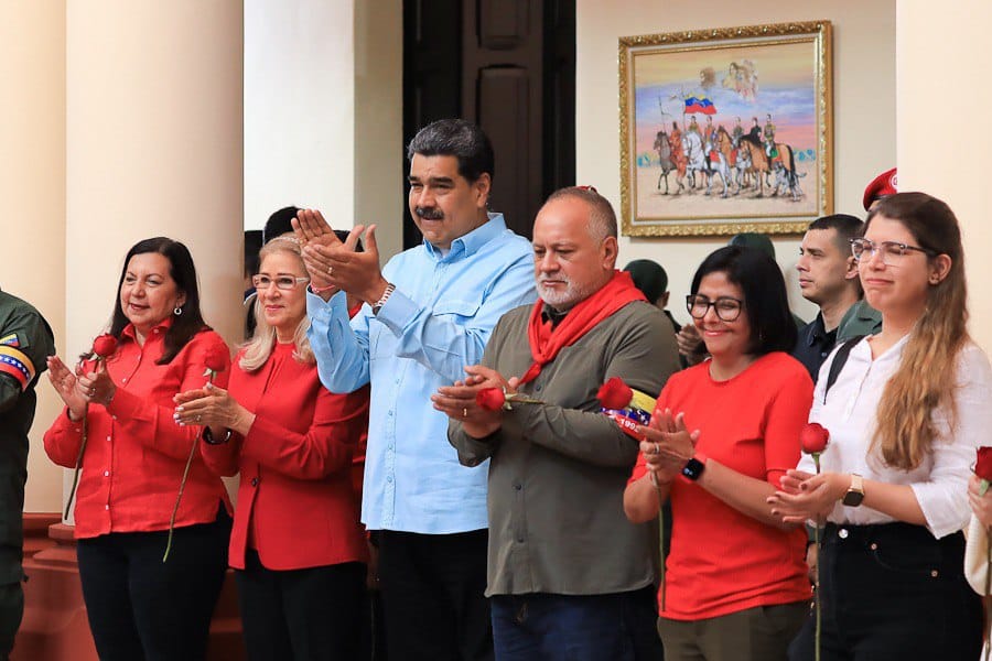 Venezuelan President Nicolás Maduro wearing a blue guayabera (Latin American traditional shirt) and surrounded from left to right by Caracas Mayor Carmen Meléndez, Maduro's wife and deputy Cilia Flores, deputy Diosdado Cabello, Vice President Delcy Rodríguez, and Rosinés Chávez, the youngest daughter of Commander Hugo Chávez. Photo: Presidential Press.