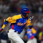 Venezuelan player after bating a hit during the quarter-finals of the World Baseball Classic on Saturday, March 18. Photo: Twitter/@TeamBeisbolVe.