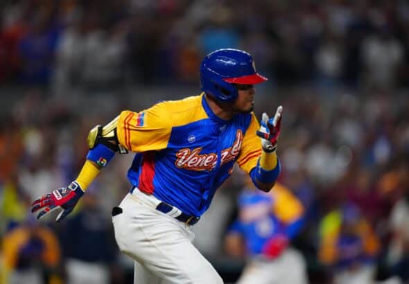 Venezuelan player after bating a hit during the quarter-finals of the World Baseball Classic on Saturday, March 18. Photo: Twitter/@TeamBeisbolVe.