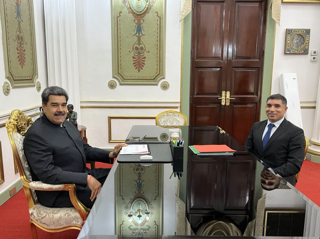Venezuelan President Nicolas Maduro (left) and newly appointed Oil Minister Rafael Tellechea (right) meeting in Office #1 at Miraflores Palace, Caracas this Tuesday, March 21. Photo: Twitter/@NicolasMaduro.