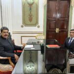 Venezuelan President Nicolas Maduro (left) and newly appointed Oil Minister Rafael Tellechea (right) meeting in Office #1 at Miraflores Palace, Caracas this Tuesday, March 21. Photo: Twitter/@NicolasMaduro.