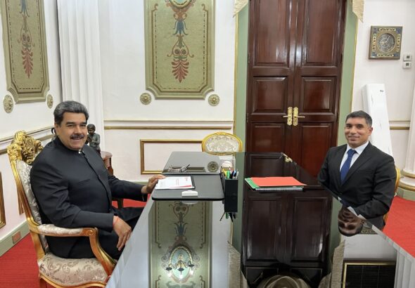 Venezuelan President Nicolas Maduro (left) and newly appointed Oil Minister Rafael Tellechea (right) meeting in Office #1 at Miraflores Palace, Caracas this Tuesday, March 21. Photo: Twitter/@NicolasMaduro.