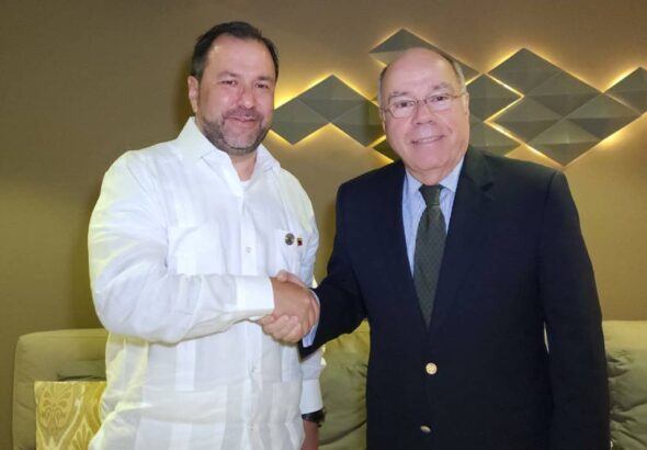 Foreign affairs minister of Venezuela, Yvan Gil (left) shakes hands with the foreign minister of Brazil, Mauro Viera, in Santo Domingo, Dominican Republic. Photo: Twitter/@yvangil.