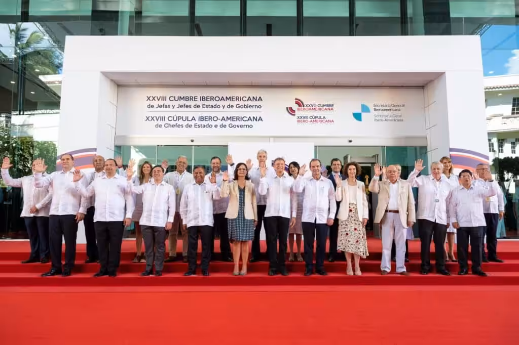 Group photo of the foreign ministers of Ibero-American countries attending the 28th Ibero-American Summit in Santo Domingo, Dominican Republic. Photo: Twitter/@yvangil.