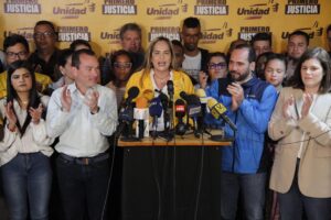 Justice First press conference with its president, María Beatriz Martínez, announcing Henrique Capriles as its candidate for opposition primaries scheduled for October 22. Photo: Monitoreados.com.