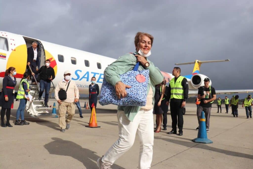 Passengers exiting Satena's first Bogota-Caracas flight on Friday, March 3, 2023. Photo: Últimas Noticias.