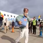 Passengers exiting Satena's first Bogota-Caracas flight on Friday, March 3, 2023. Photo: Últimas Noticias.