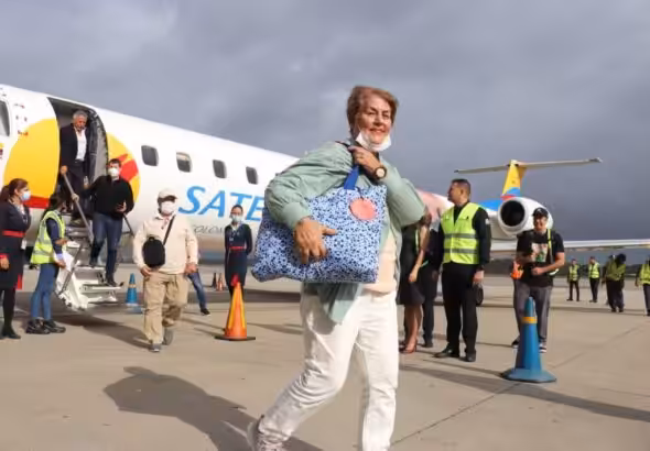 Passengers exiting Satena's first Bogota-Caracas flight on Friday, March 3, 2023. Photo: Últimas Noticias.