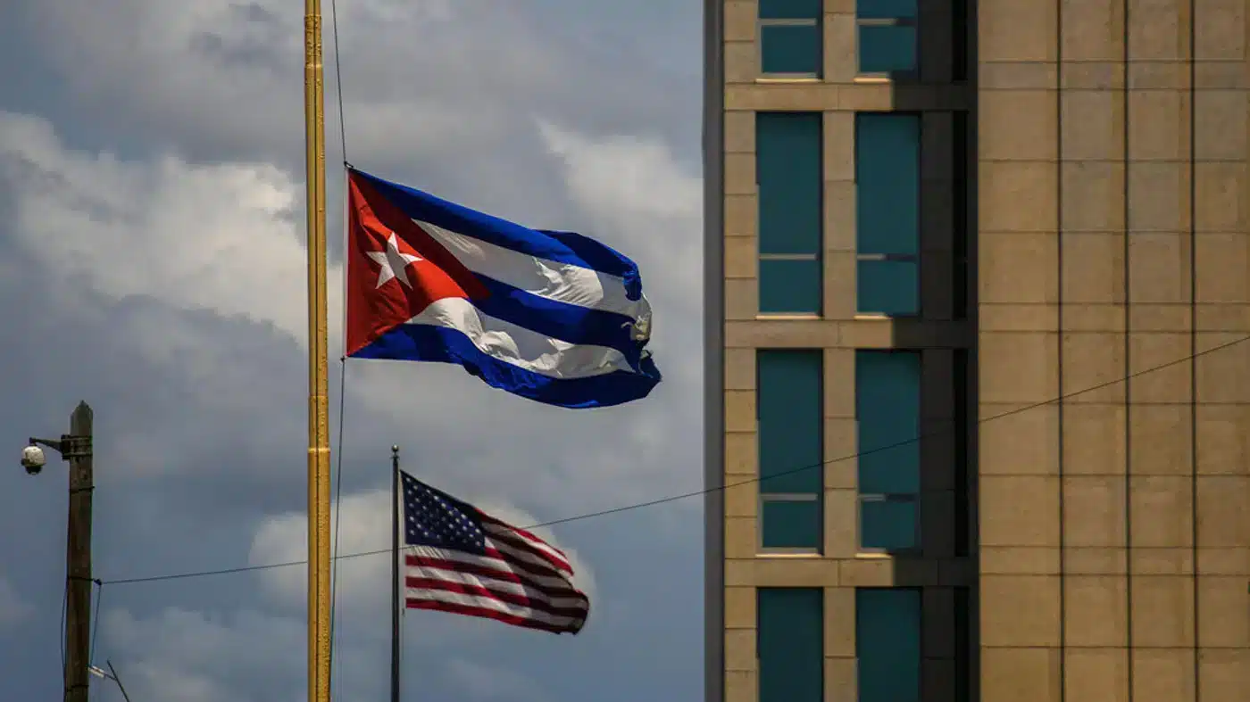 Cuba and US Flags outside the US embassy in Havana. Cuba, May 17, 2022. Photo: AP Photo/Ramon Espinosa.