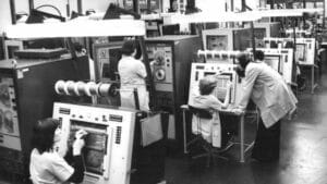 Employees working with the standardized electronic computing system, which was developed and manufactured at VEB Kombinat Robotron, the largest electronics manufacturer in the former German Democratic Republic. Photo. File photo.