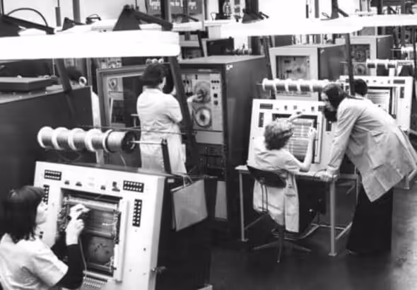Employees working with the standardized electronic computing system, which was developed and manufactured at VEB Kombinat Robotron, the largest electronics manufacturer in the former German Democratic Republic. Photo. File photo.