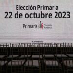 Projection screen at a National Primaries Commission press conference in a room with empty chairs. Photo: Miguel Gutiérrez/EFE/File photo.