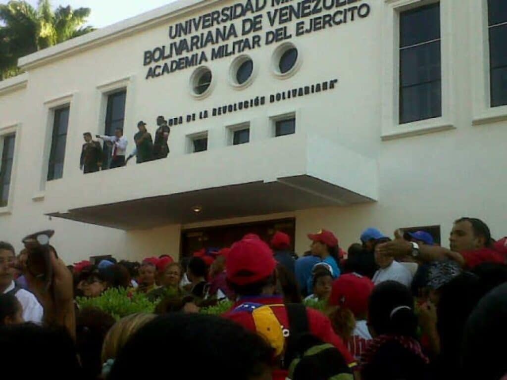 The moment when Venezuelan then-Minister for Communication and Information Ernesto Villegas addressed the crowd mourning Commander Hugo Chávez, asking for calm before the funeral chapel was opened to let millions of Venezuelans say a final goodbye at the Military Academy in Caracas. March 6, 2013. Photo: Instagram/@ernestovillegaspoljak.
