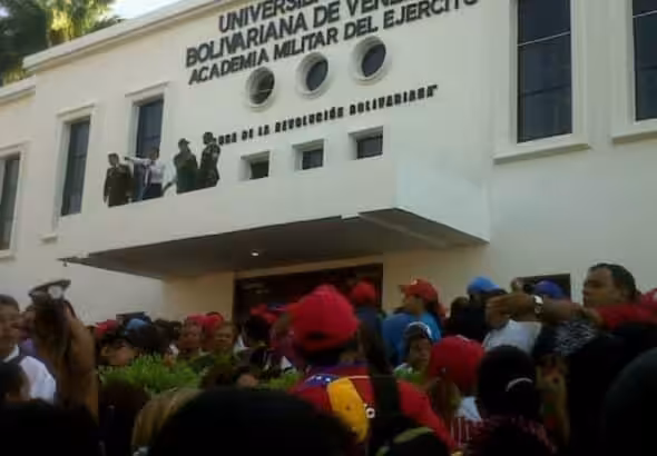 The moment when Venezuelan then-Minister for Communication and Information Ernesto Villegas addressed the crowd mourning Commander Hugo Chávez, asking for calm before the funeral chapel was opened to let millions of Venezuelans say a final goodbye at the Military Academy in Caracas. March 6, 2013. Photo: Instagram/@ernestovillegaspoljak.