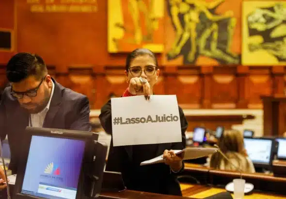 A woman holds a piece of paper that reads "Lasso On Trial" in the National Assembly of Ecuador, this Saturday, March 25, 2023. Photo: Karen Toro/Reuters.
